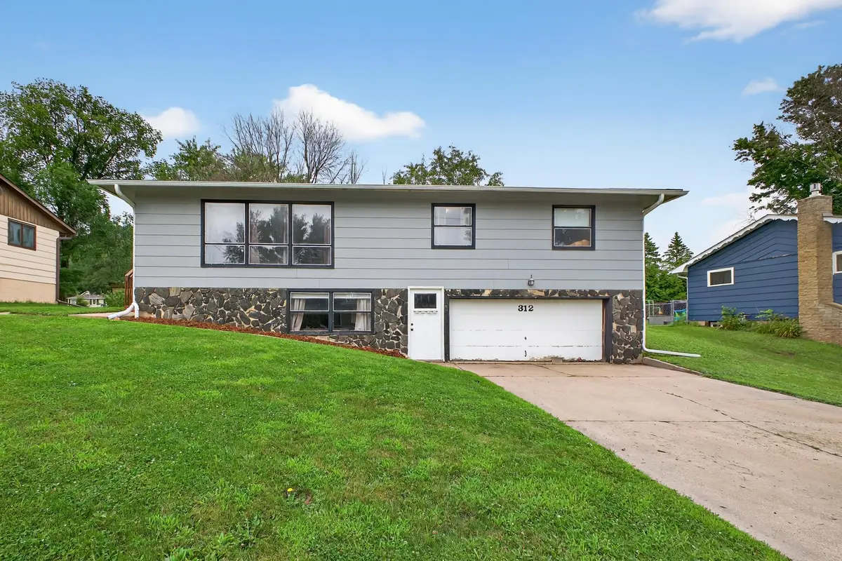 312 Pinecrest CT SW, Pine Island, MN 55963