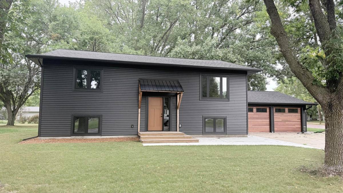 100 Edgewood DR, Redwood Falls, MN 56283
