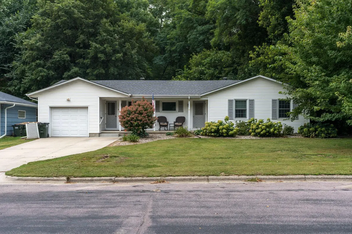 828 Lower Johnson CIR, Saint Peter, MN 56082
