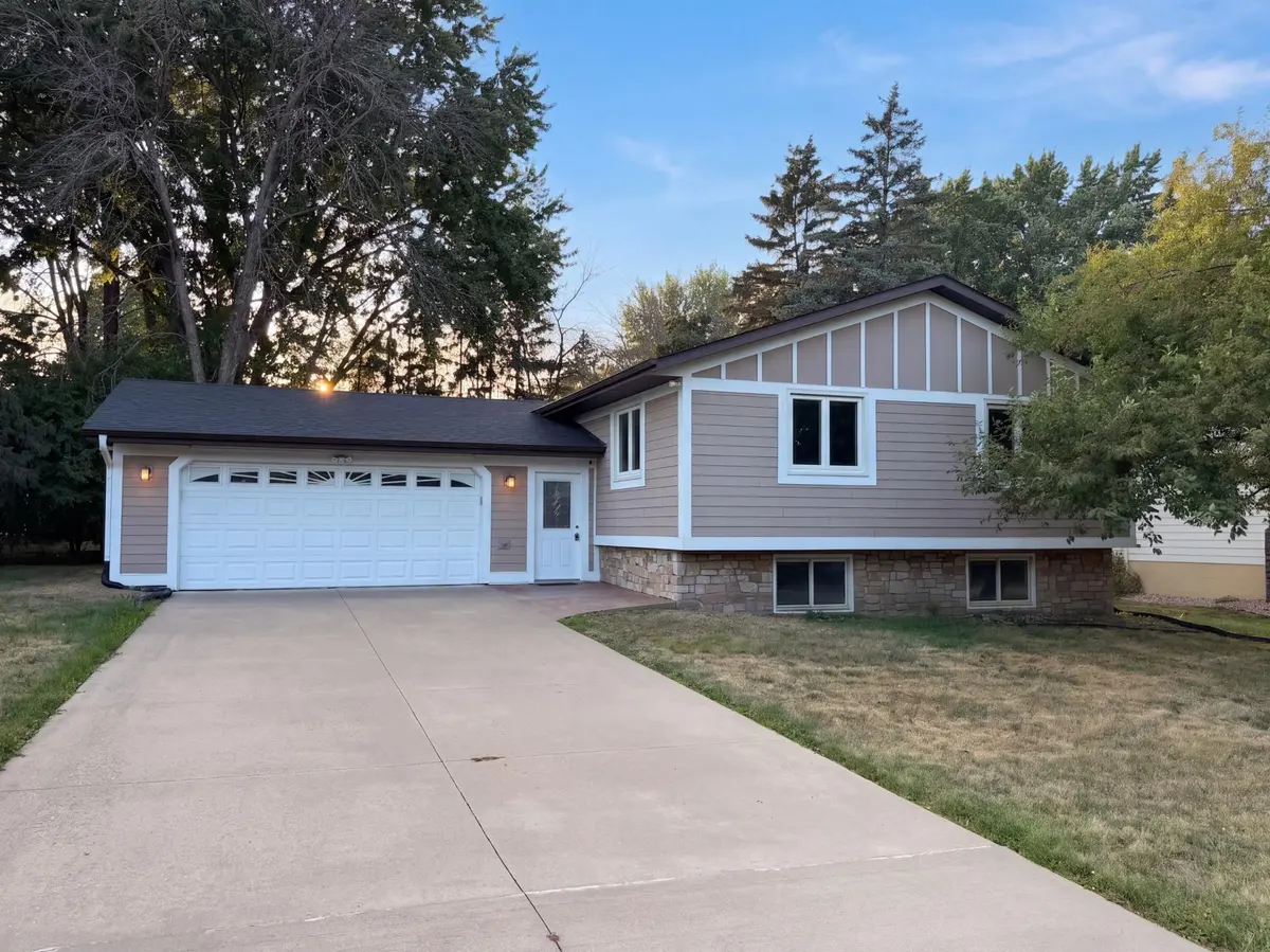 1896 Richal DR, Woodbury, MN 55125