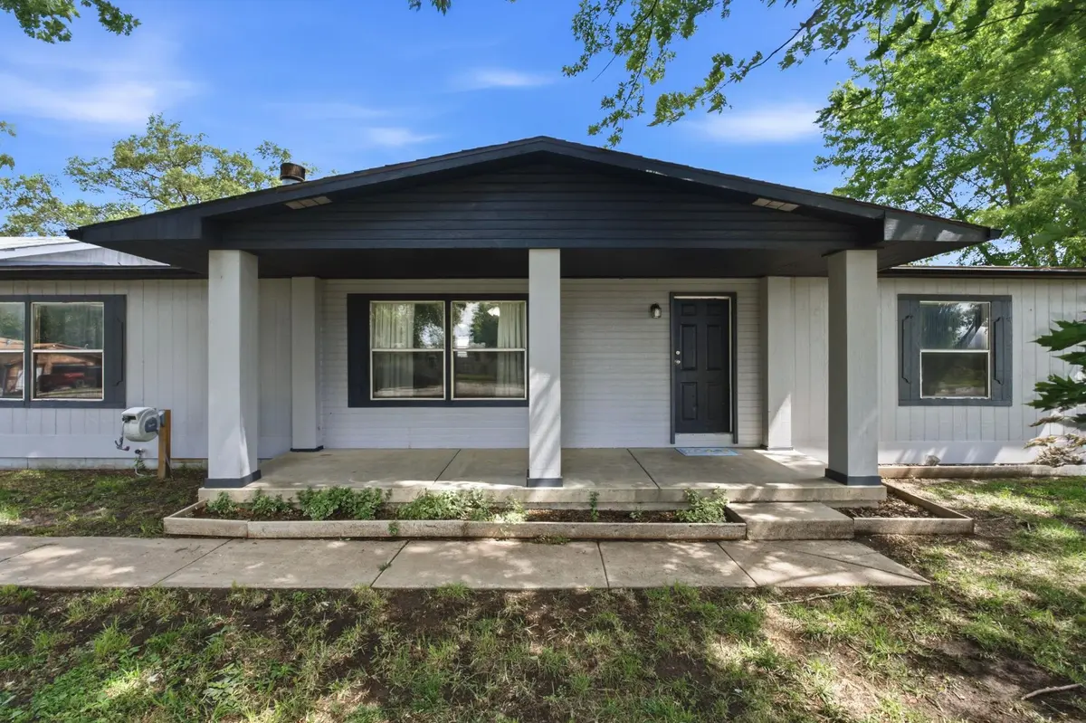 114 E 3rd St, Udall, KS 67146-9034
