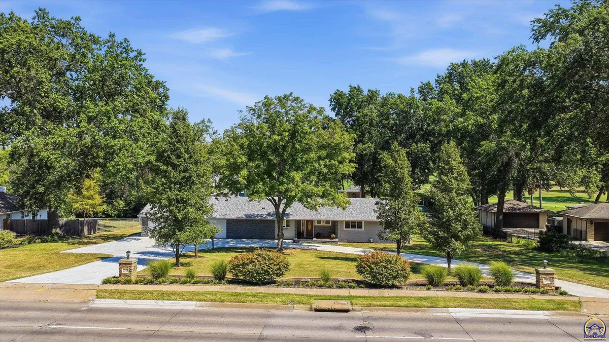 2710 SW Burlingame RD, Topeka, KS 66611