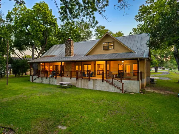 302 Guadalupe River DR, Seguin, TX 78155