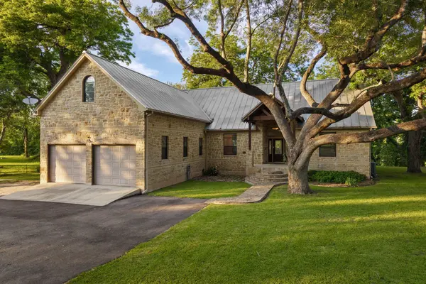 302 Guadalupe River DR, Seguin, TX 78155