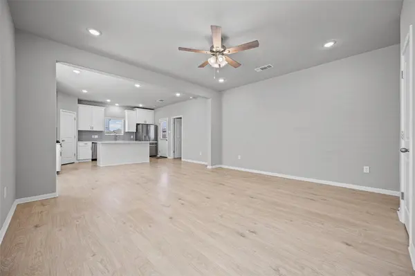 142 Goosewinged DR, Kyle, TX 78640