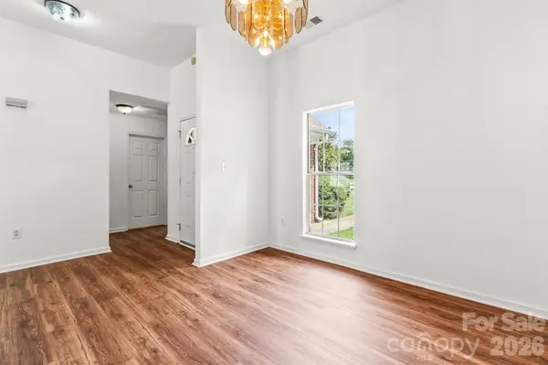 739 Oakbluff CIR, Charlotte, NC 28216