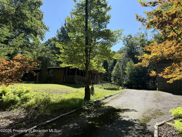109 Sandspring DR, Greentown, PA 18426