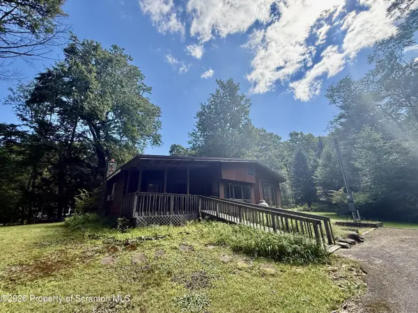 109 Sandspring DR, Greentown, PA 18426