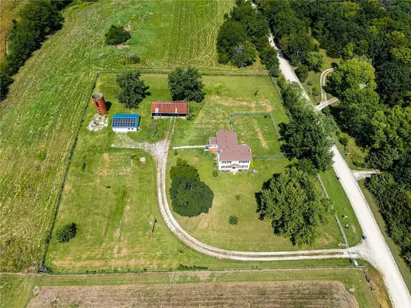 21497 203rd ST, Tonganoxie, KS 66086