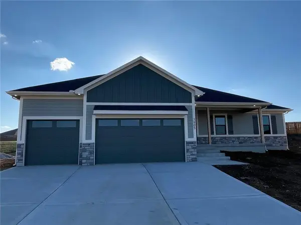 1917 Ridge Tree DR, Pleasant Hill, MO 64080