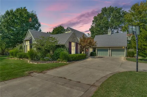 615 W Willow LN, Ottawa, KS 66067