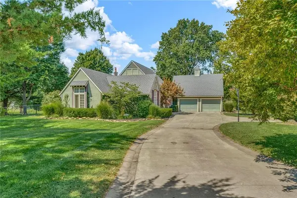 615 W Willow LN, Ottawa, KS 66067