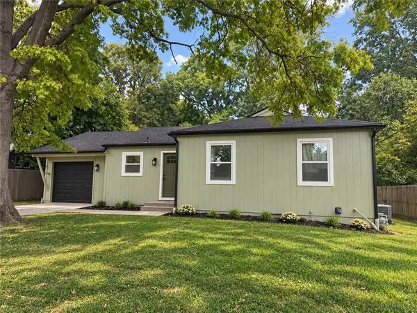 7907 Reinhardt LN, Prairie Village, KS 66204
