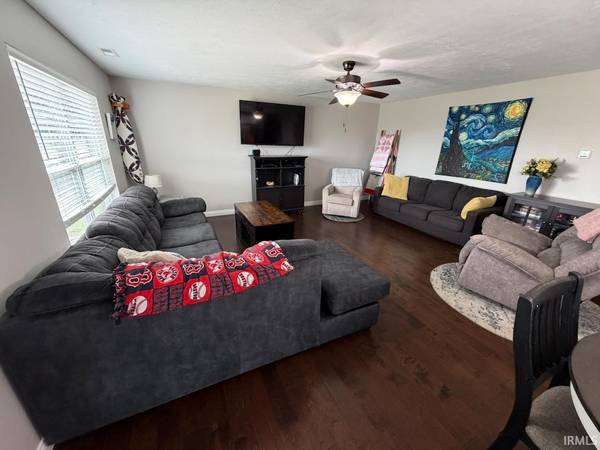 1453 W Chukar Hollow ***, Haubstadt, IN 47639