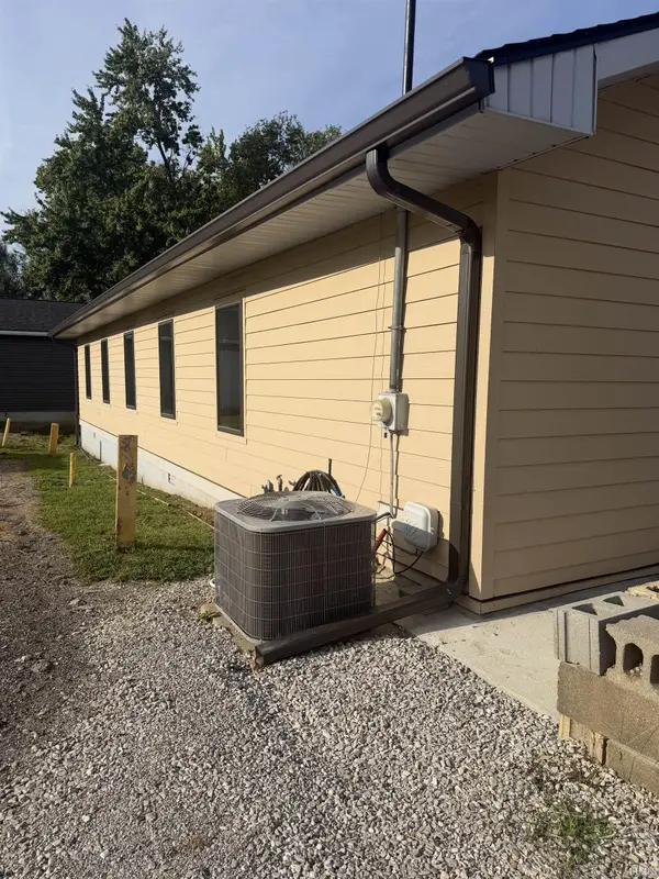45 E Mechanic ST, Bloomfield, IN 47424