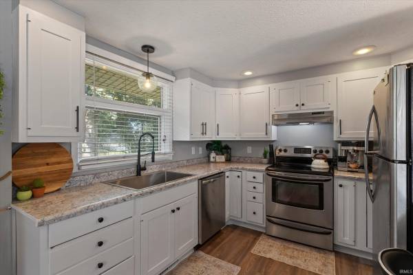 837 Patterson DR, South Bend, IN 46615-3321