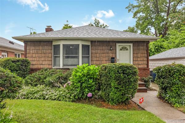 4606 247th ST, Douglaston, NY 11362