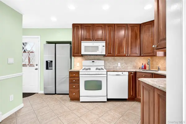 397 Briarwood RD, Massapequa, NY 11758