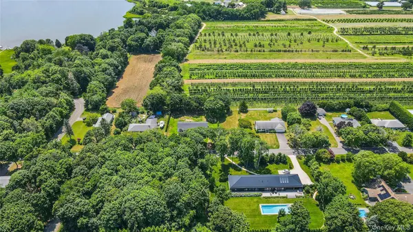 2105 Pequash AVE, Cutchogue, NY 11935