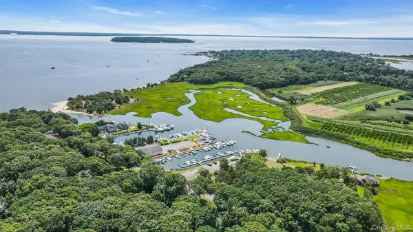 2105 Pequash AVE, Cutchogue, NY 11935