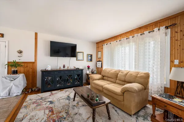 2707 Gull AVE, Medford, NY 11763