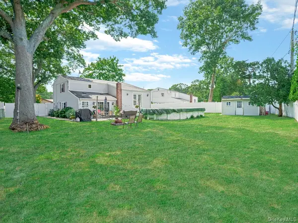 10 Corvair LN, Selden, NY 11784