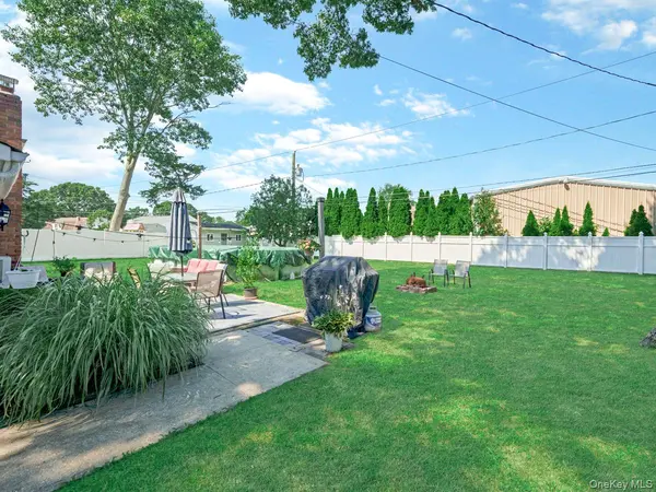 10 Corvair LN, Selden, NY 11784