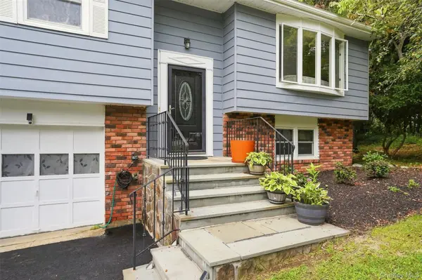 16 Cromwell DR, Poughkeepsie, NY 12603