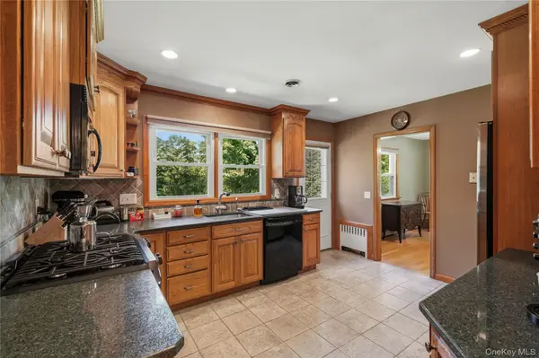 1 Henning DR, Montrose, NY 10567
