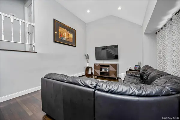 6 Sybil PL, Smithtown, NY 11787