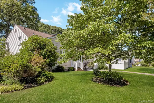 6 Sybil PL, Smithtown, NY 11787