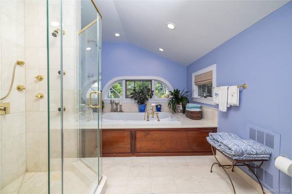 66 S Lewis PL, Rockville Centre, NY 11570