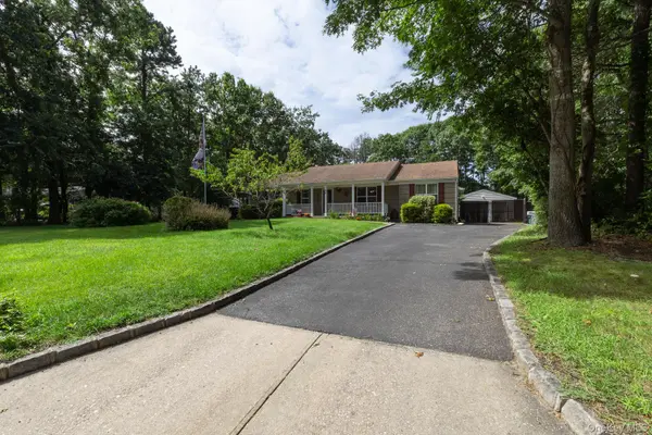 24 Evergreen DR, Manorville, NY 11949
