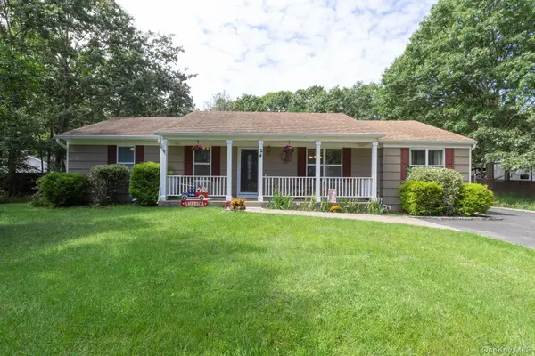 24 Evergreen DR, Manorville, NY 11949