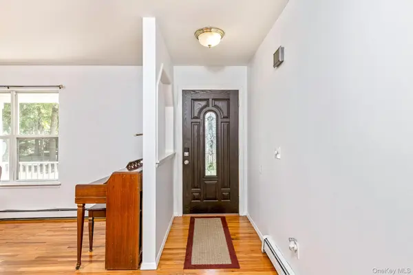 24 Evergreen DR, Manorville, NY 11949