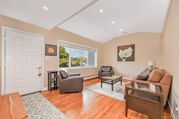 65 Graham ST, Farmingdale, NY 11735