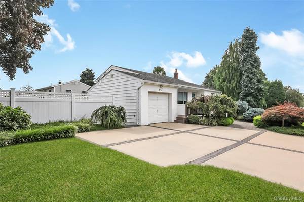65 Graham ST, Farmingdale, NY 11735