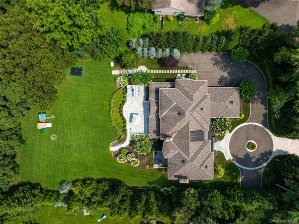 65 Spruce ST, Roslyn Harbor, NY 11576