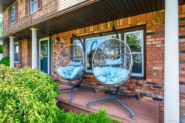 87 Wexford DR, Oakdale, NY 11769
