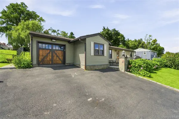 28 Hilltop DR, Mahopac, NY 10541