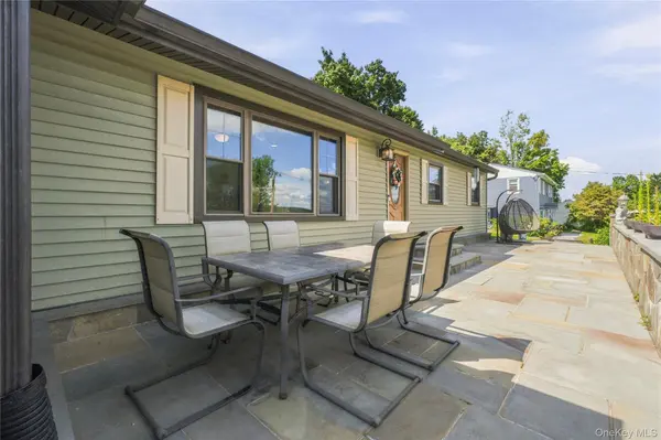 28 Hilltop DR, Mahopac, NY 10541