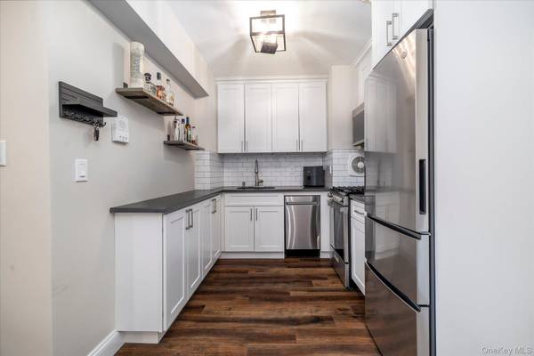 370 W Broadway #3M, Long Beach, NY 11561