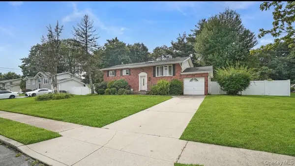 12 Bennington PL, Wheatley Heights, NY 11798