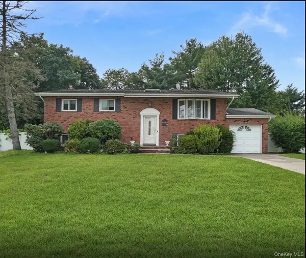 12 Bennington PL, Wheatley Heights, NY 11798