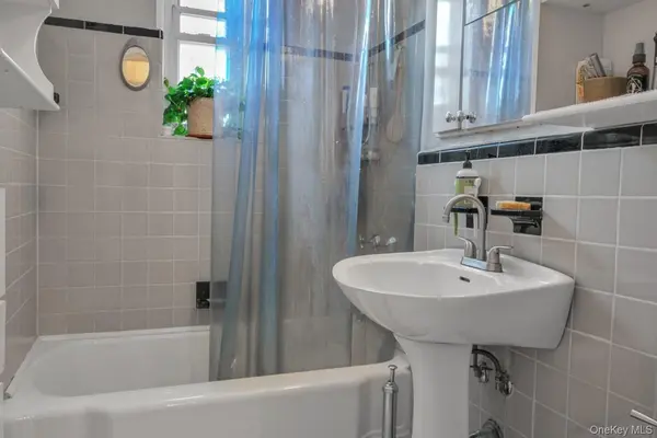 35-40 75th ST #5B, Jackson Heights, NY 11372
