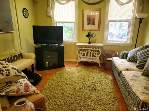 74 W Hoffman AVE, Lindenhurst, NY 11757