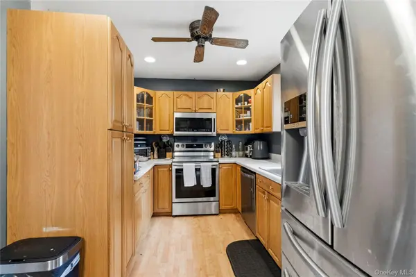 21 Lafayette AVE, Lake Grove, NY 11755