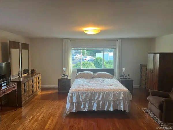 80 Roberts LN, Yonkers, NY 10701