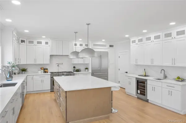 206 Beverly RD, Huntington Station, NY 11746