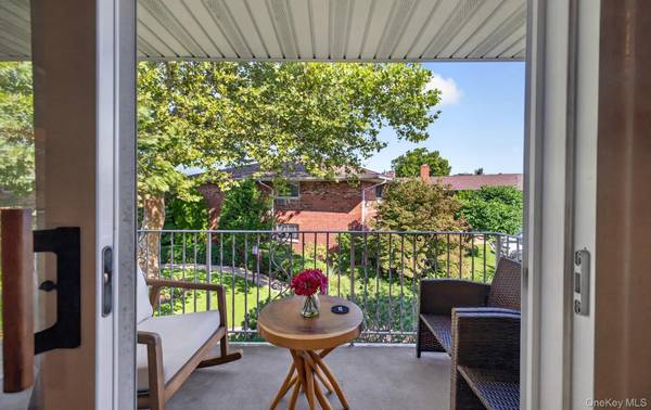 1 Toms Point LN #17E, Port Washington, NY 11050